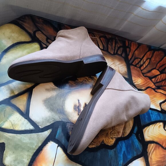 NWT Women's Tan Suede Gentle Souls Low Heel Booties - Emma Zip Bootie - Picture 3 of 11